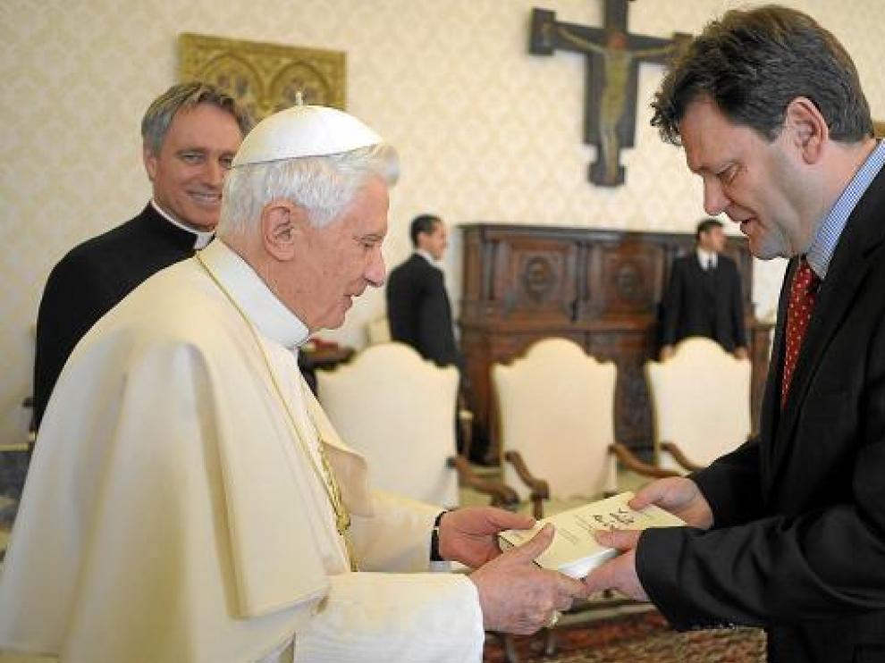 El alemán Peter Seewald entrega al papa Benedicto XVI un ejemplar de 'Luz del mundo', ayer.