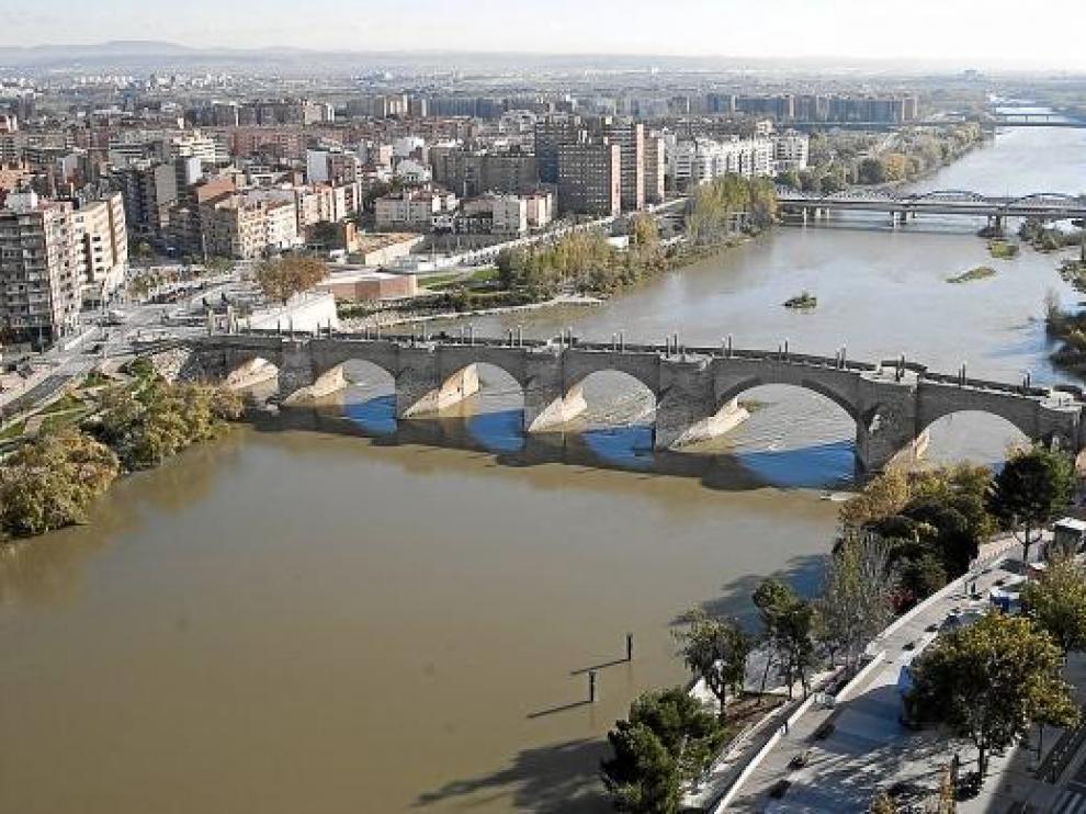 Vista del puente de Piedra desde una de las torres del Pilar.