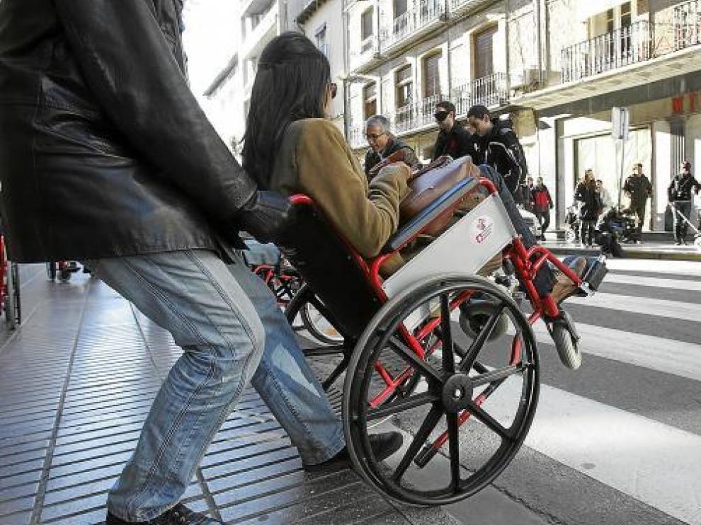 Los escasos rebajes en las aceras del Coso Alto no coinciden con los pasos de cebra.