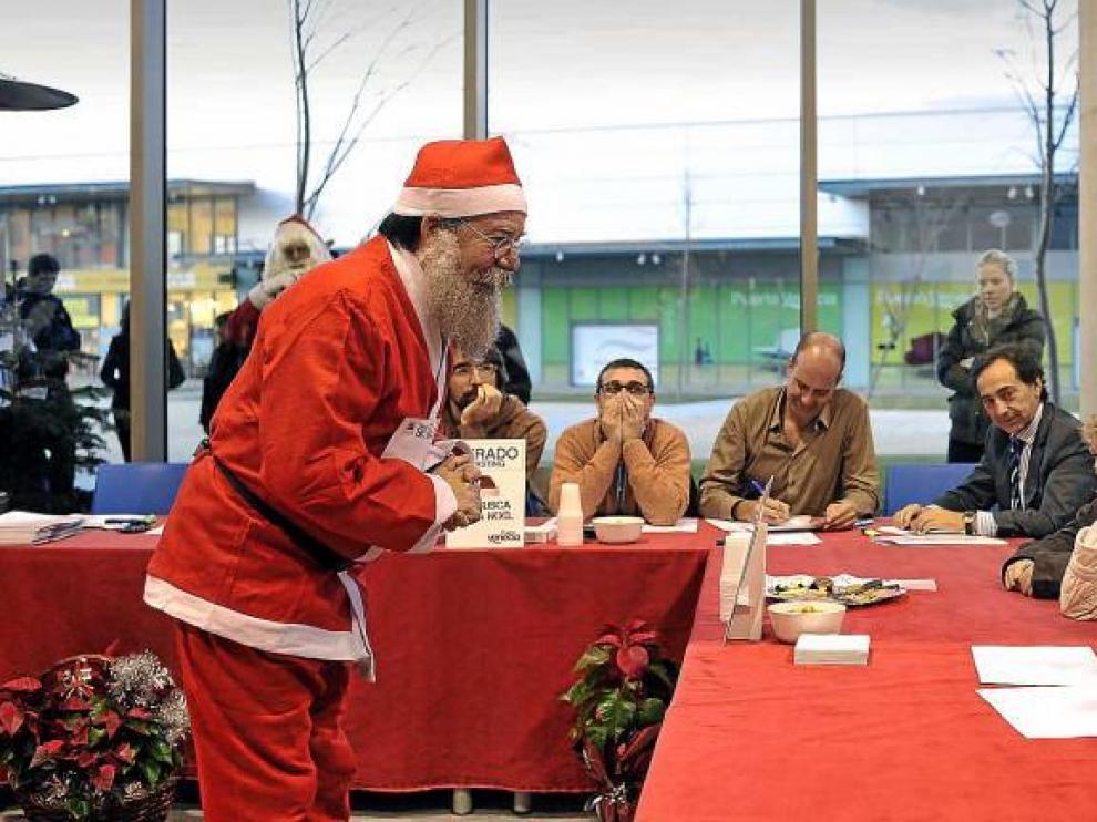 Emilio Molina, uno de los seis Papá Noel clasificados, se presenta ante el jurado, integrado por niños que fueron muy exigentes.