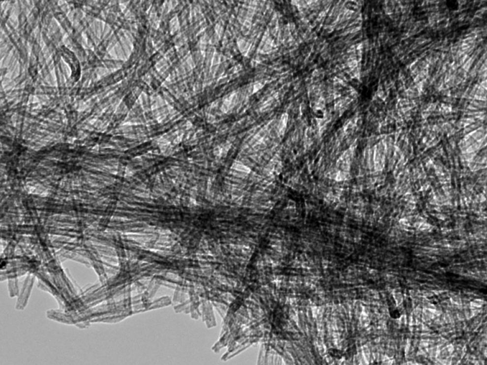 Nanotubos de óxido de titanio, al microscopio electrónico