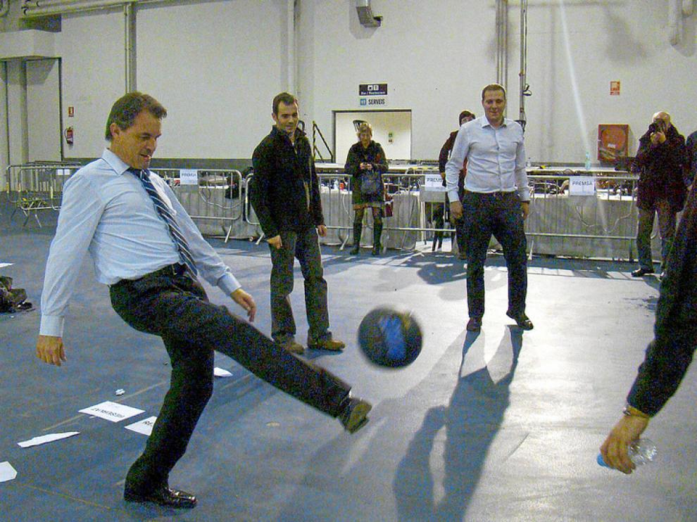 Mas juega al fútbol con los periodistas en la sede de TV3