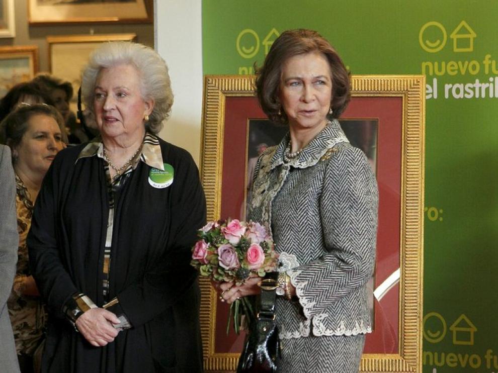 La reina, acompañada por la Infanta Pilar.