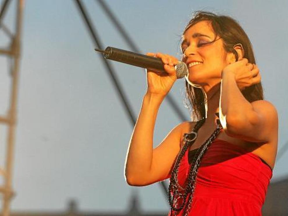 Julieta Venegas, durante un concierto en Huesca, en 2007.