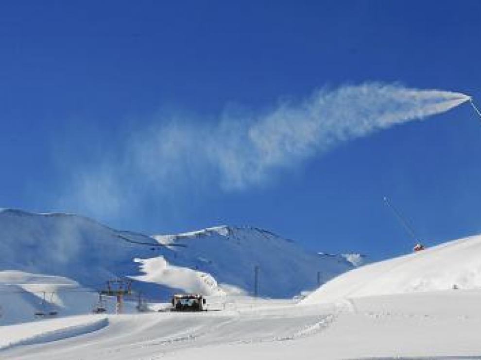 Formigal tenía ayer los cañones de nieve en funcionamiento.