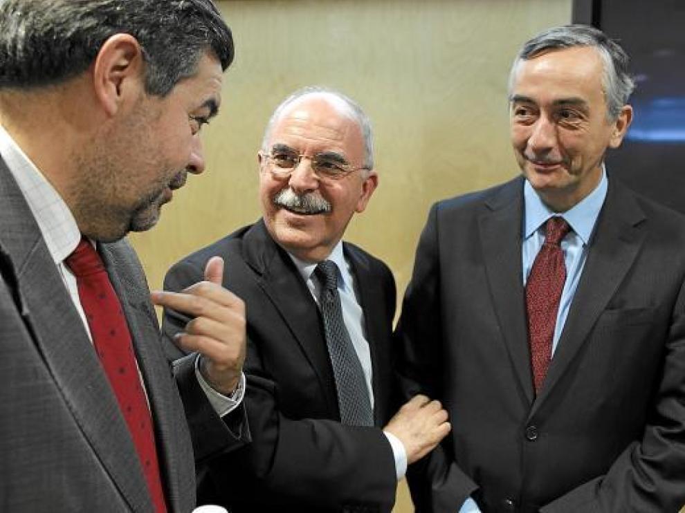 El consejero Alberto Larraz junto a su homólogo cántabro y el secretario de Estado, Carlos Ocaña.