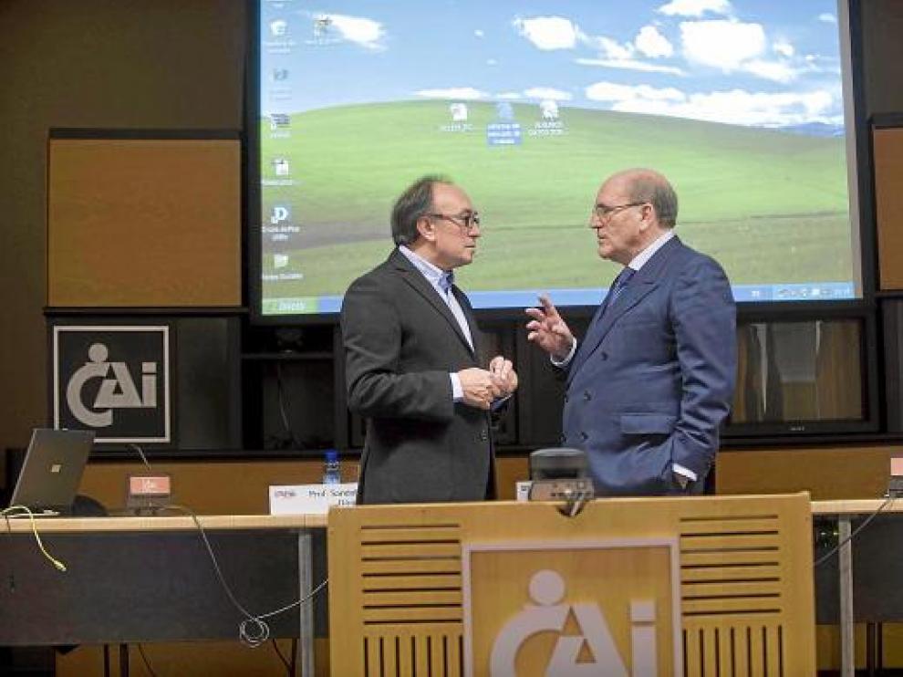 El diputado socialista Jesús Membrado y el profesor del IESE Sandalio Gómez, ayer en Zaragoza.