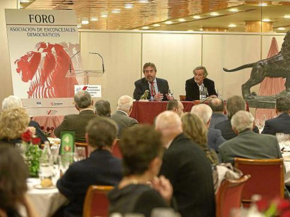 Belloch, con Luis García Nieto, presidente de la asociación de ex concejales.