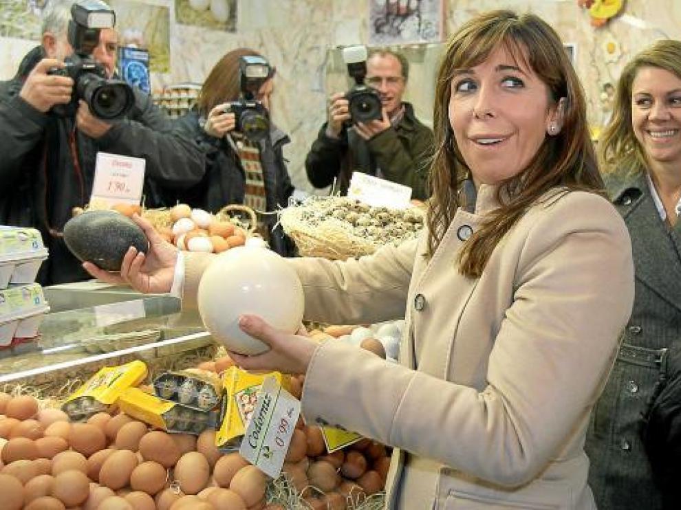 Alicia Sánchez-Camacho, junto a María Dolores de Cospedal en el mercado de Sant Boi de Llobregat.