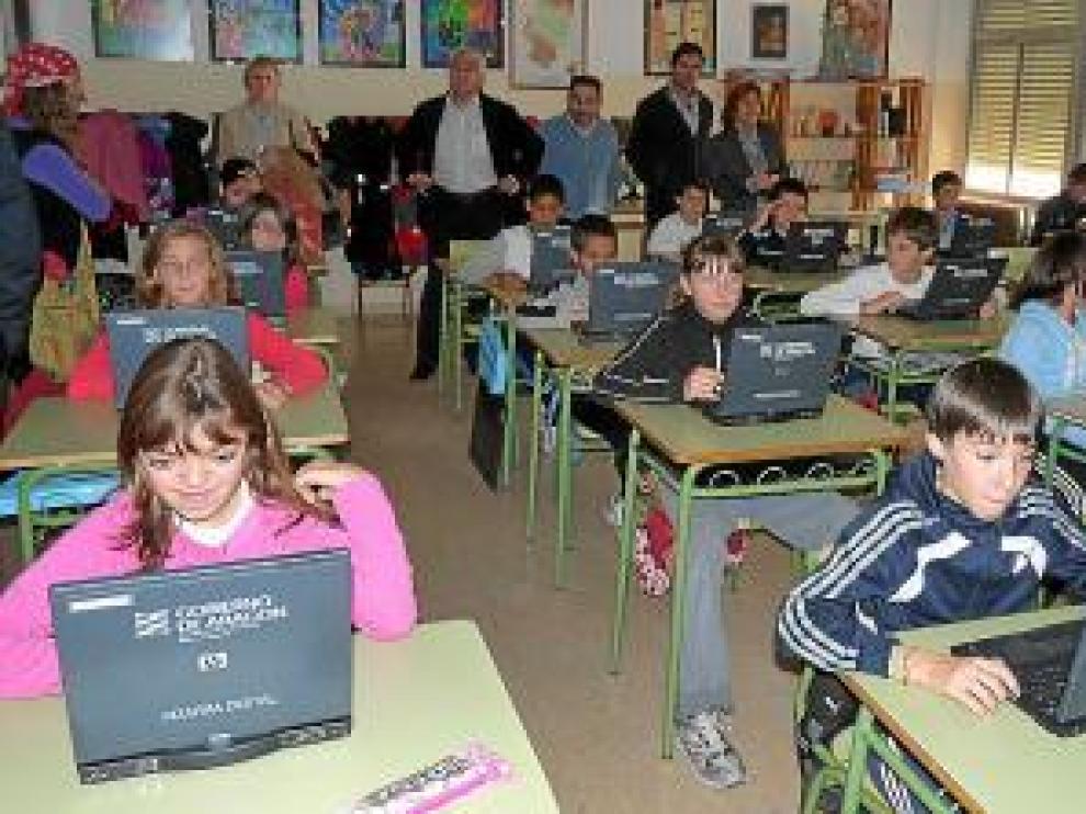 Alumnos del colegio Montecorona haciendo uso de las pizarras digitales