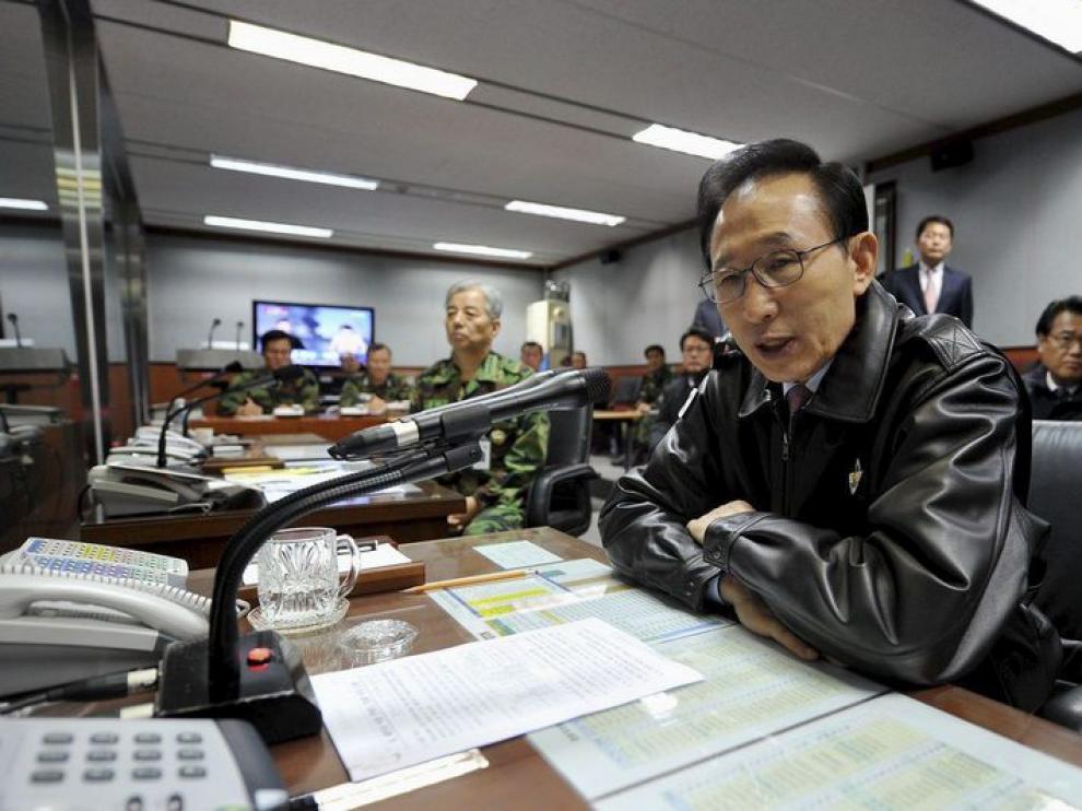 El presidente sucoreano Lee Myung-bak en el Centro de Mando Conjunto de Jefes del Estado Mayor de Seúl