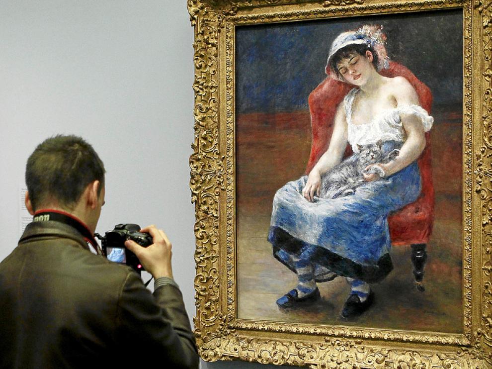 El fotógrafo retrata el lienzo ¿Muchacha dormida¿ (1880) de Pierre August Renoir.