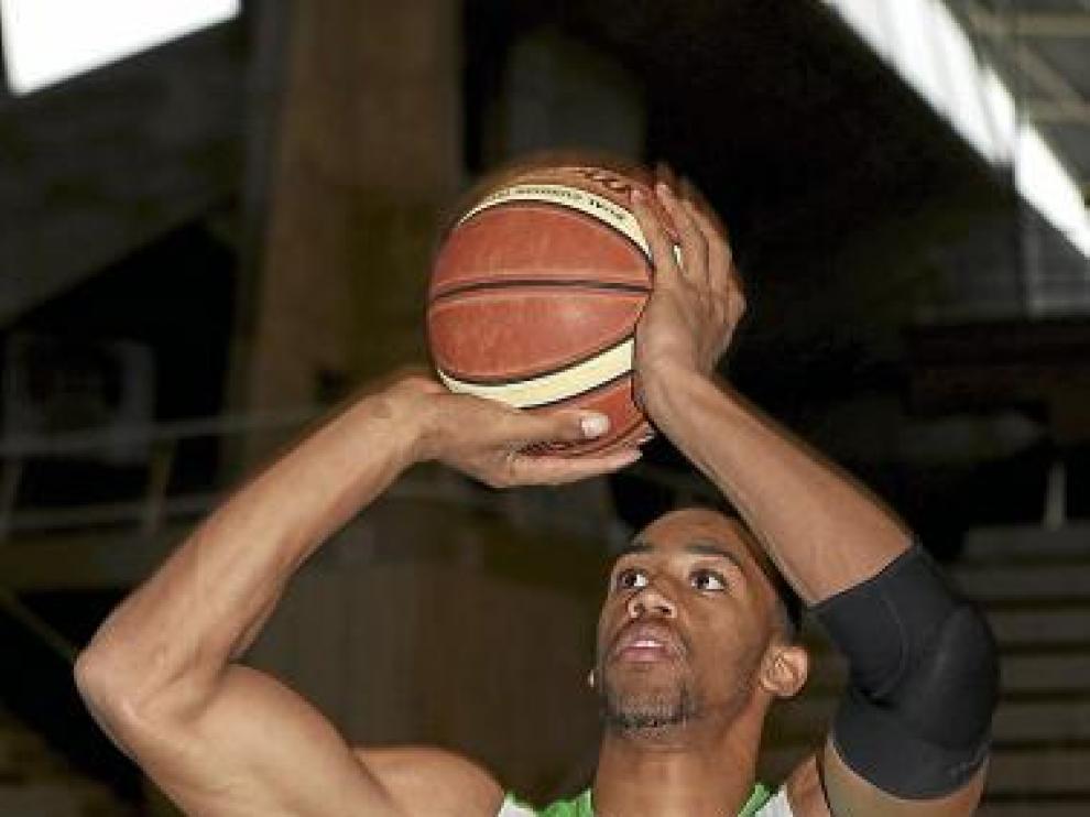Atkinson ejercitándose ayer en el Palacio de los Deportes.