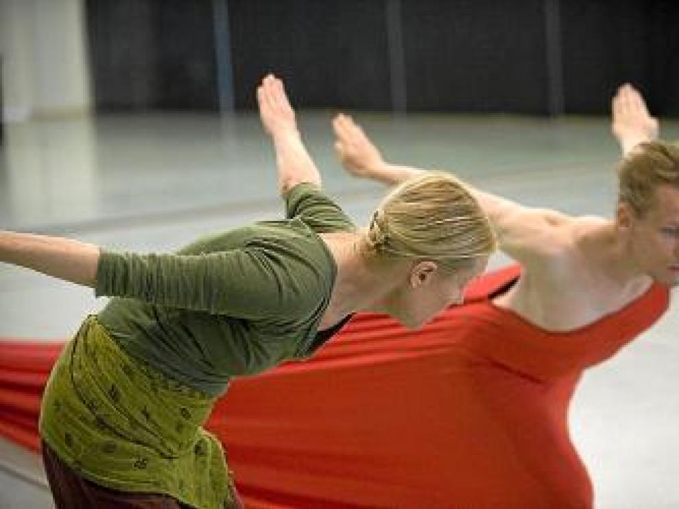 Carolyn Carlson y Tero Saarinen, preparando 'Blue lady'.