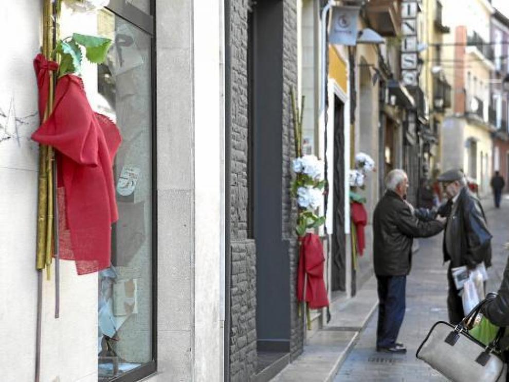 La Calle de la Correría, con motivos rojos y blancos, se prepara para las fiestas navideñas.