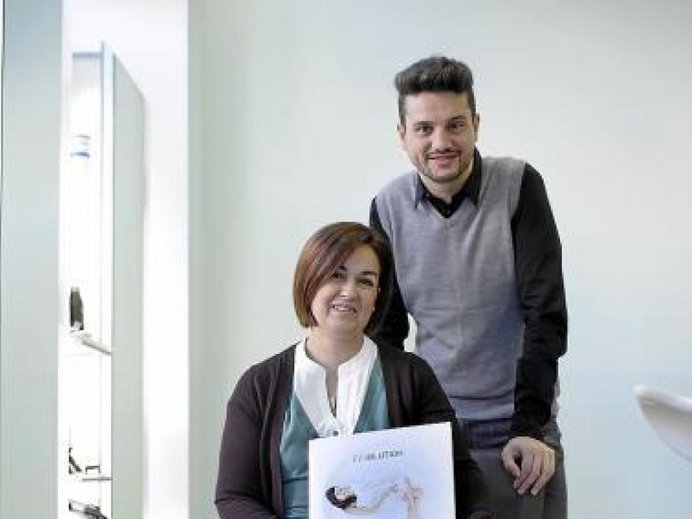 Marisol y Eduardo, con 'su' portada, en uno de sus locales.