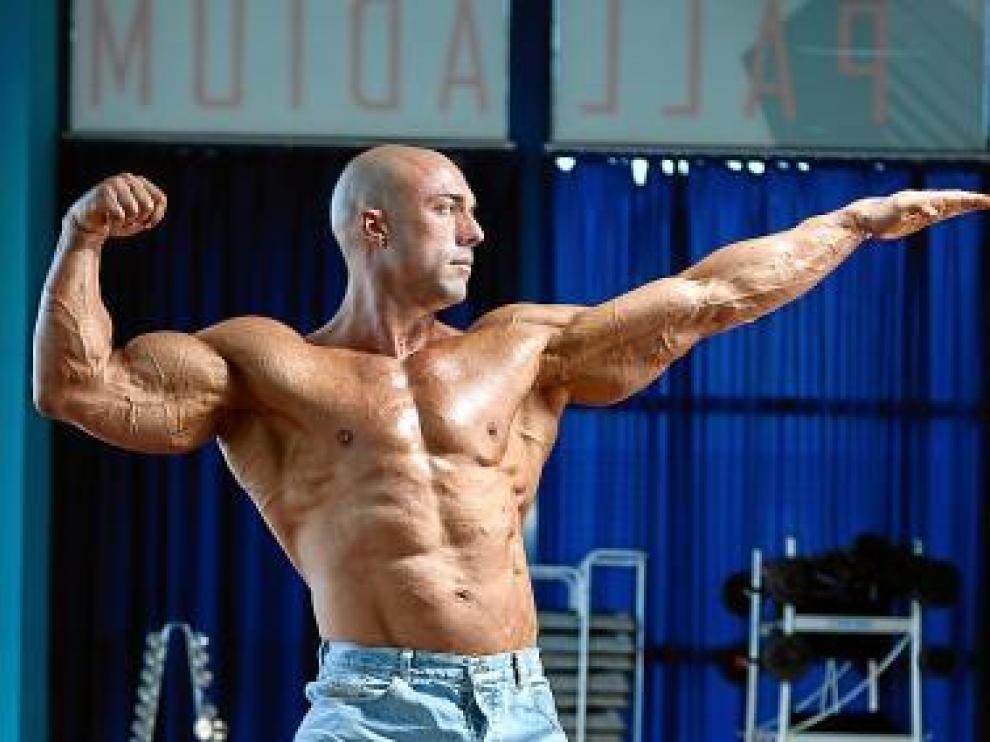El culturista aragonés Kike Martín exhibe su cuerpo.