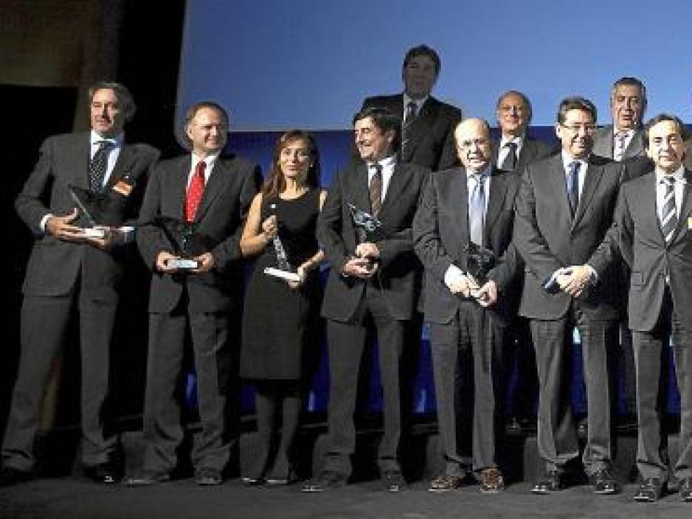 Foto de grupo de los galardonados en los I Premios ADEA a los mejores directivos y ejecutivos aragoneses, ayer.