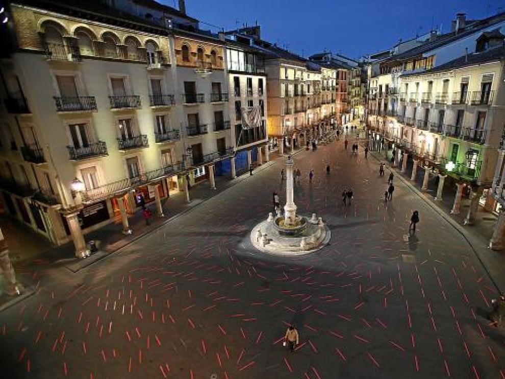 La plaza del Torico, salpicada de luminarias apagadas o con colores discordantes.