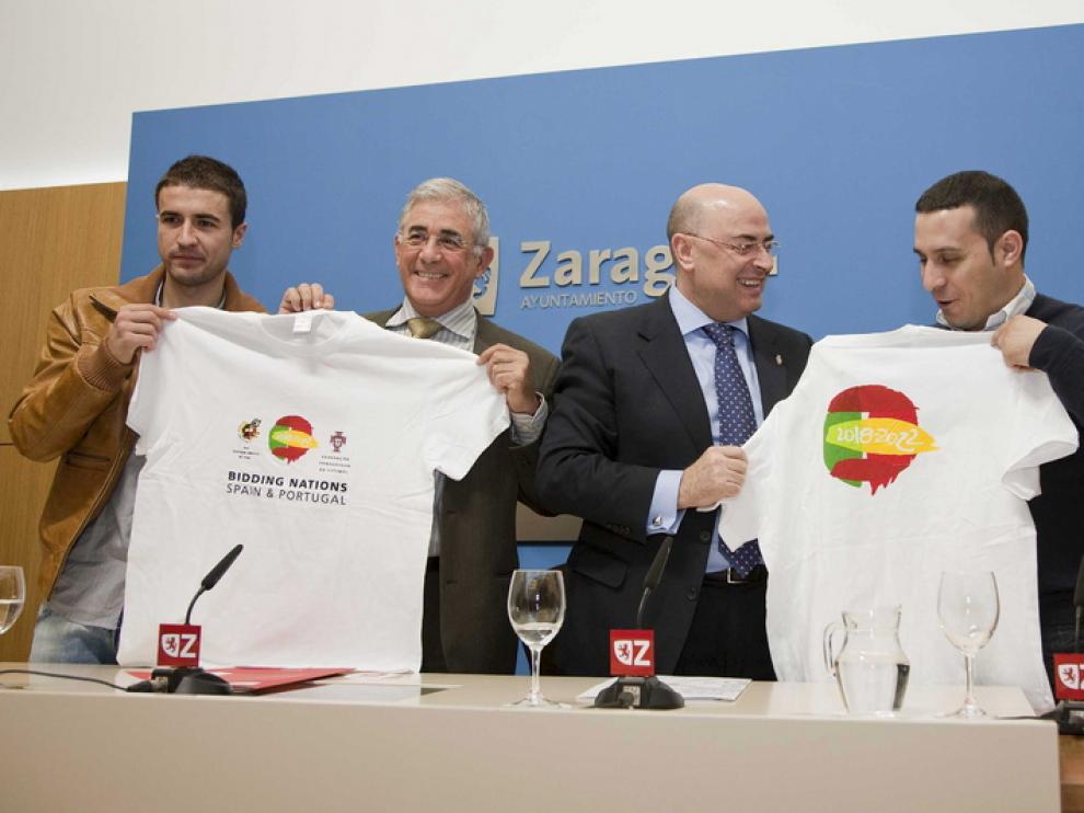 De izda. a dcha., Gabi, Blasco y Checa, en la campaña de apoyo a la Candidatura Ibérica