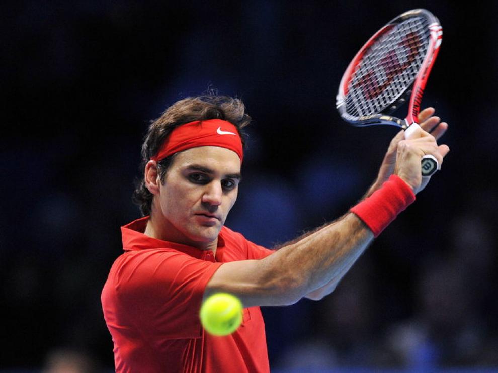 Federer devuelve la pelota.