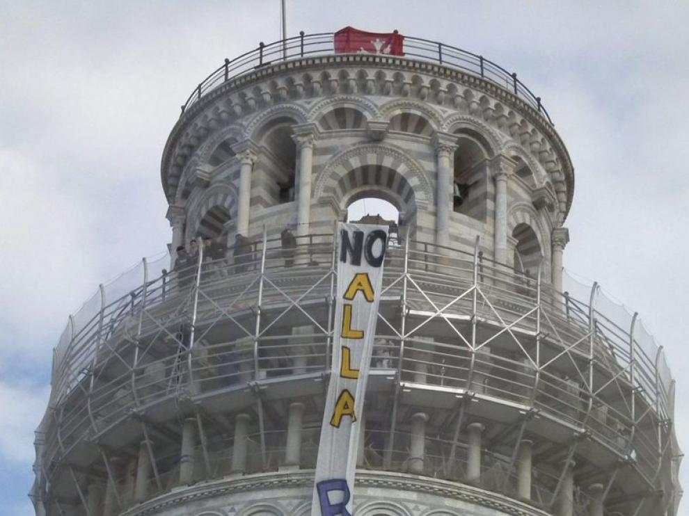 Estudiantes despliegan una pancarta en la Torre de Pisa.