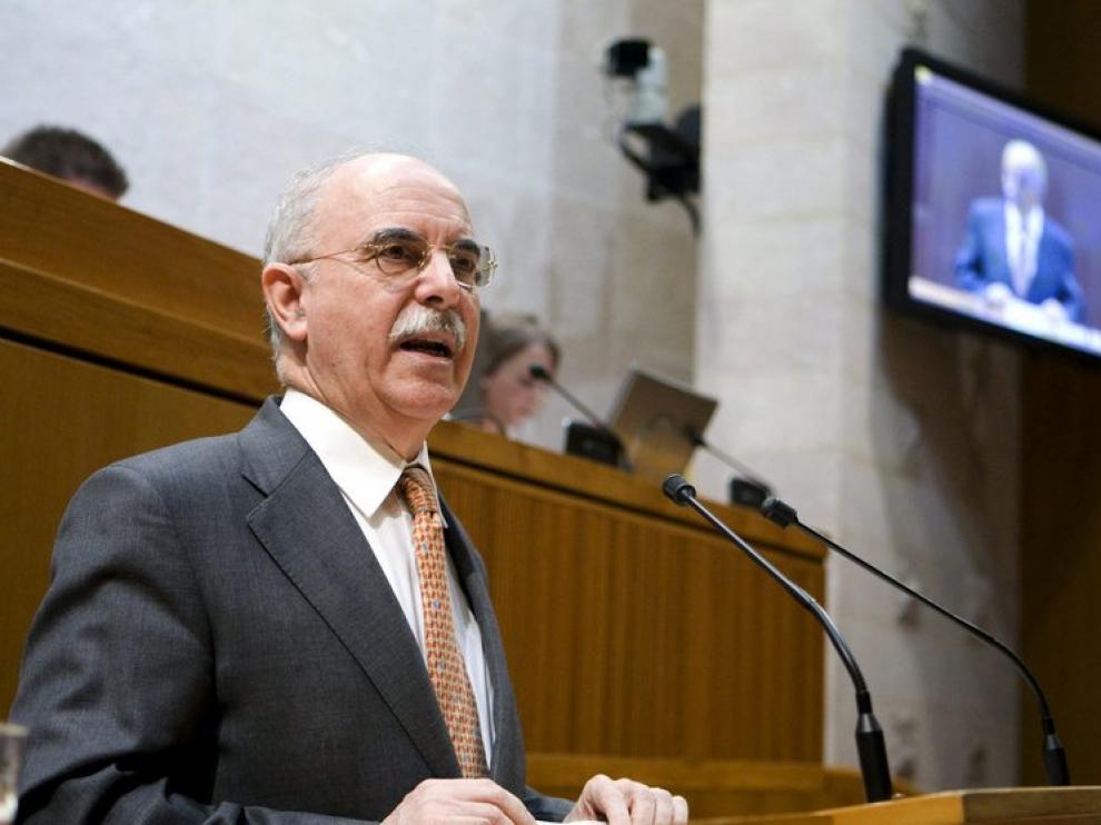 Alberto Larraz, hoy durante su intervención en pleno de las Cortes de Aragón