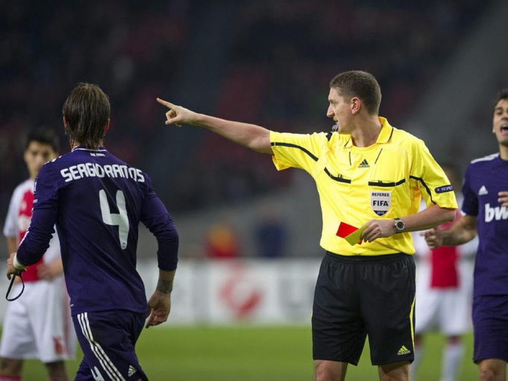 El árbitro expulsa a Ramos.