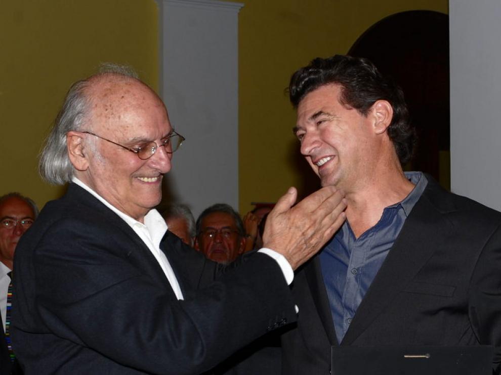 Carlos Saura (i) y Julio Medem se saludan en la gala de entrega de los Premios Luis Buñuel de Cine en Ciudad de México