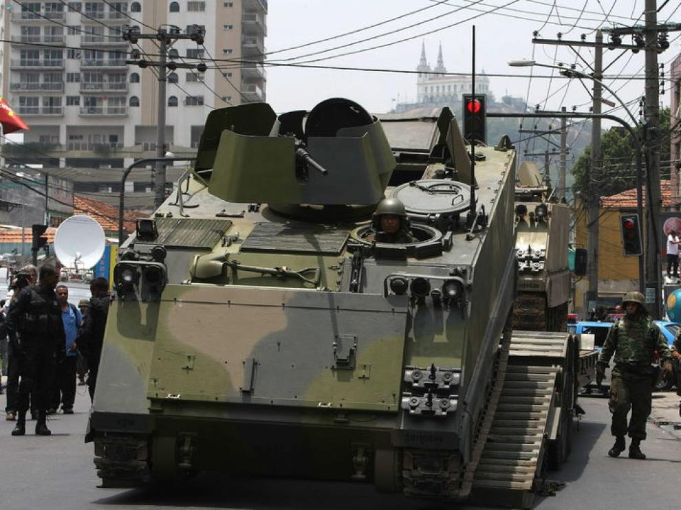 Tanques preparados para entrar en la zona controlada por los narcos en Río