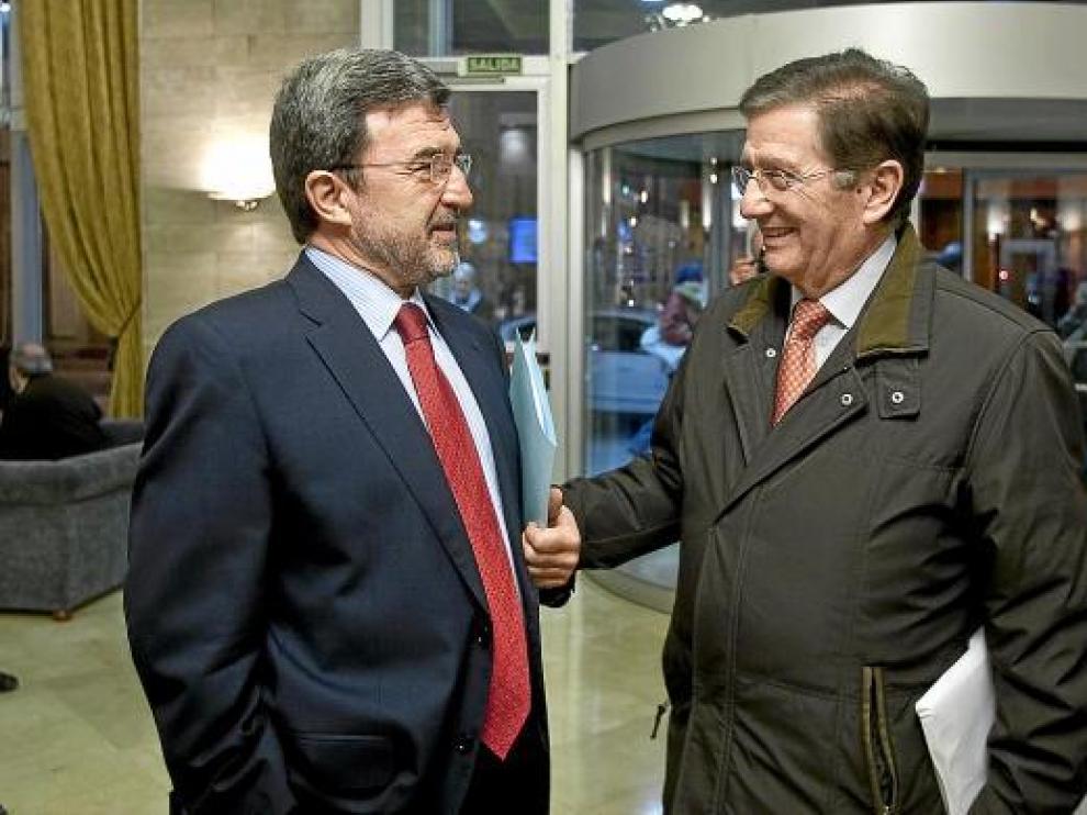 Miguel Ferrer charla con el senador y fundador del PAR, José María Mur.