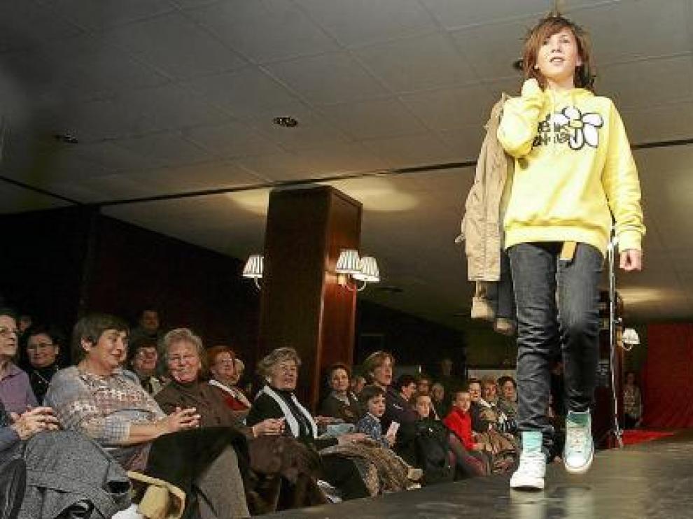 Una de las jóvenes que participaron en el desfile de ropa reciclada organizado por Cáritas, ayer.
