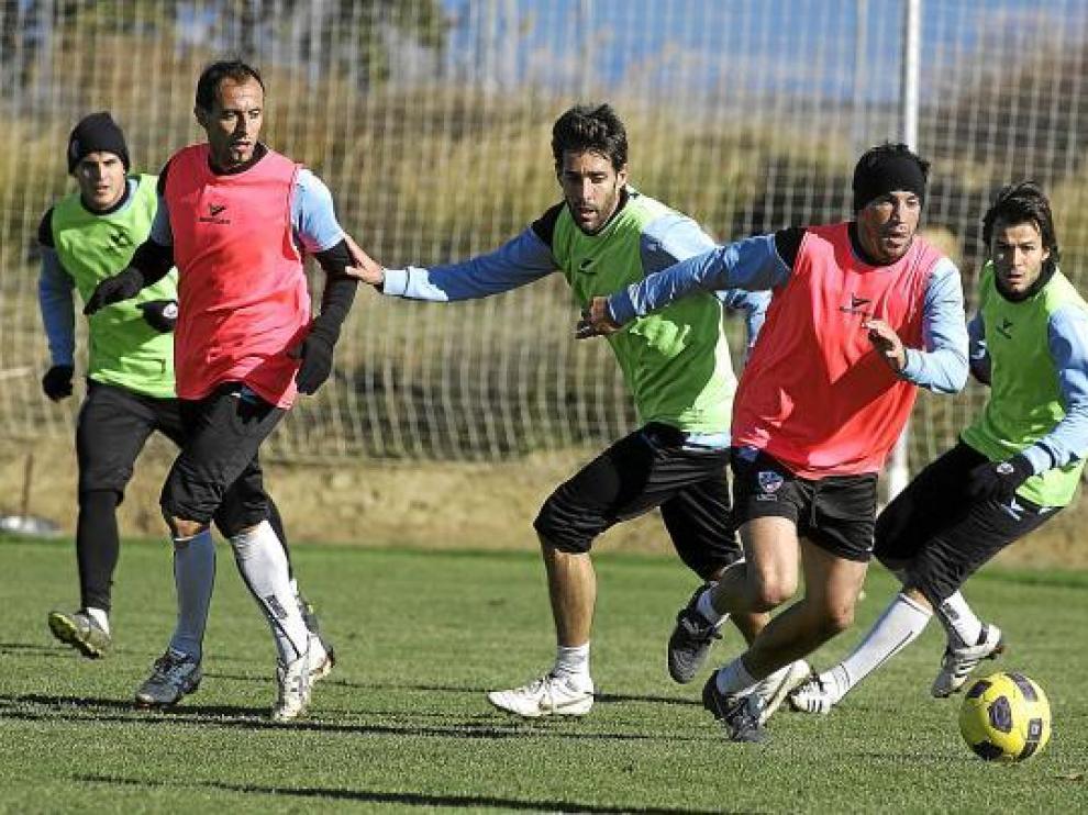 Joaquín Sorribas avanza con el balón, durante un entrenamiento del Huesca.