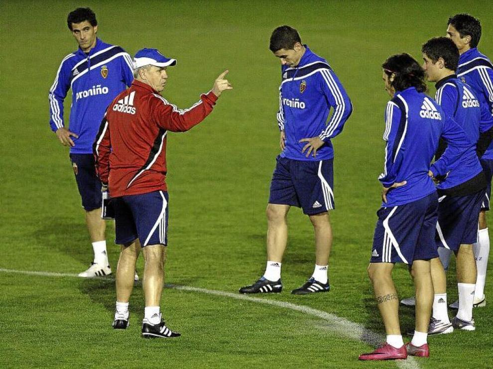 Javier Aguirre da indicaciones a sus jugadores durante un entrenamiento.