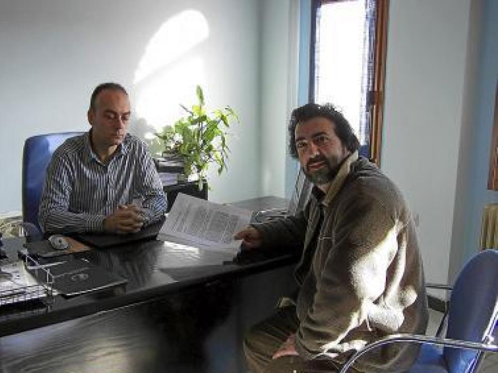 Un miembro de la plataforma, con el alcalde de Benabarre.