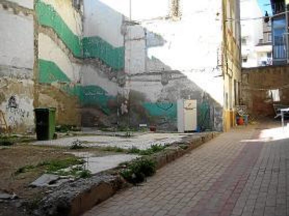 Calle Estrella. Maleza y viejos electrodomésticos ocupan este solar, que lleva años abandonado. No está vallado ni protegido.