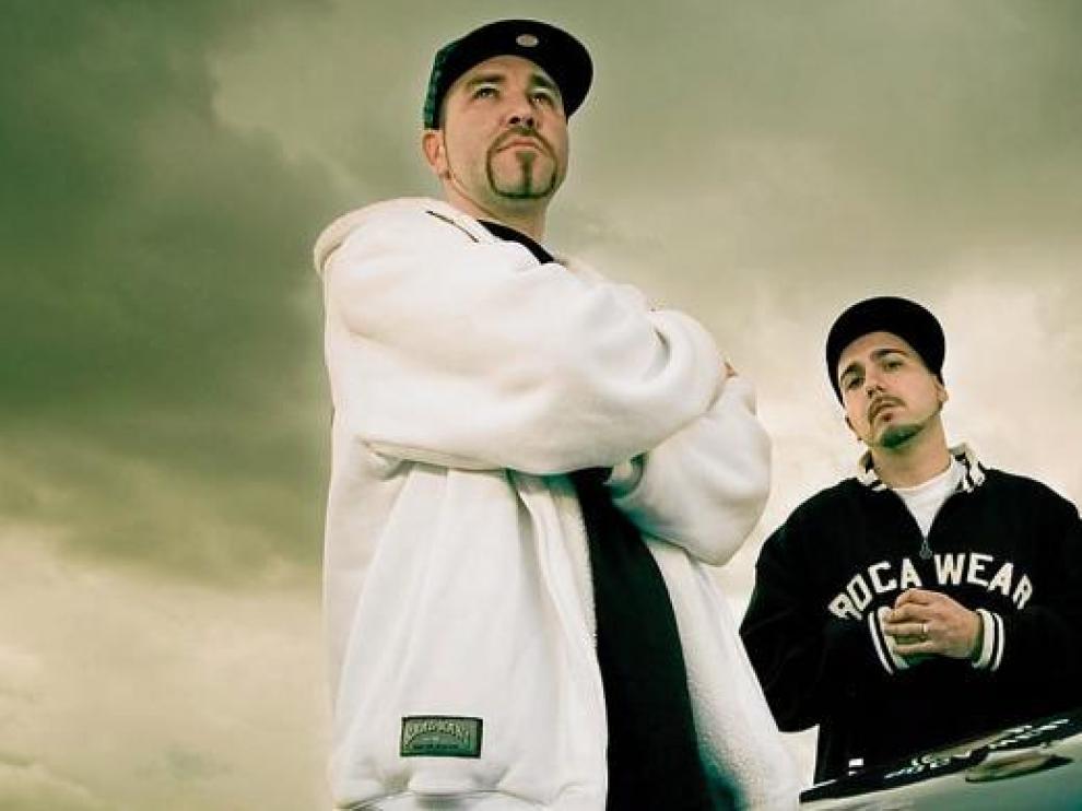 Imagen promocional de SFDK con sus dos integrantes: el rapero Zatu (i) y el Dj Acción Sánchez (d).
