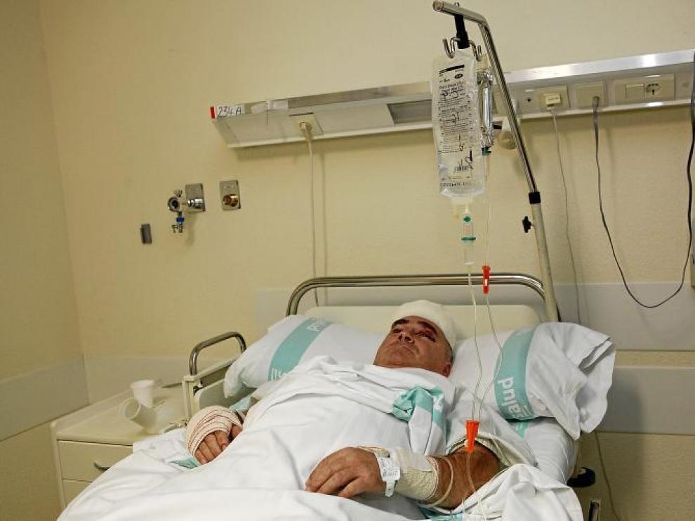 José Antonio Gómez, herido en el accidente de GM, ayer por la tarde en la habitación del Royo Villanova donde estaba ingresado.