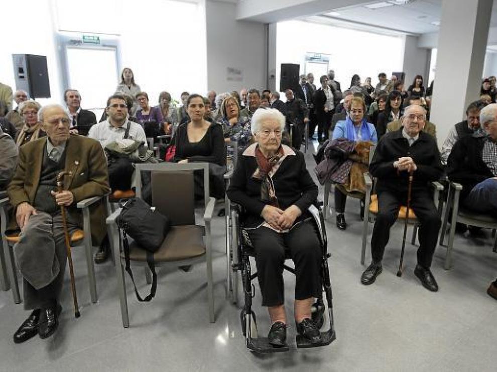 Junto a las autoridades, a la inauguración de la residencia asistieron muchos mayores.