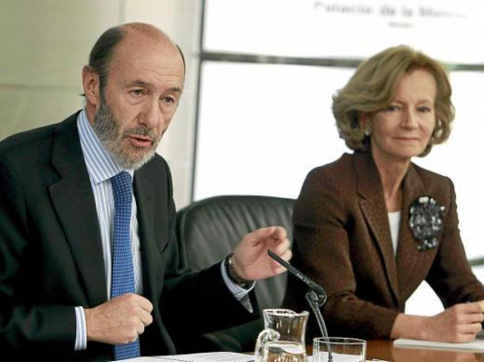 Los vicepresidentes Alfredo Pérez Rubalcaba y Elena Salgado, en la rueda de prensa de ayer.
