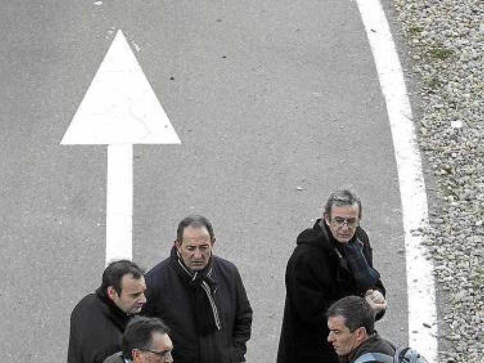 Cobo, junto a miembros del comité. De frente, Bona y Escudero.