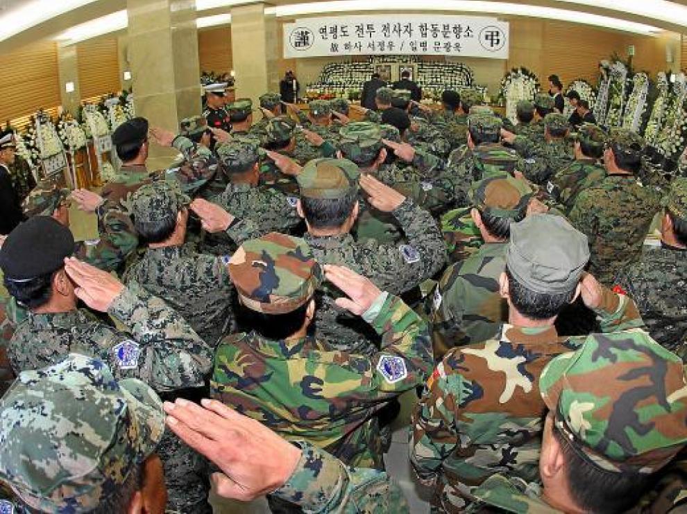 Militares surcoreanos rinden homenaje a los dos soldados muertos en el ataque, ayer en Seúl.