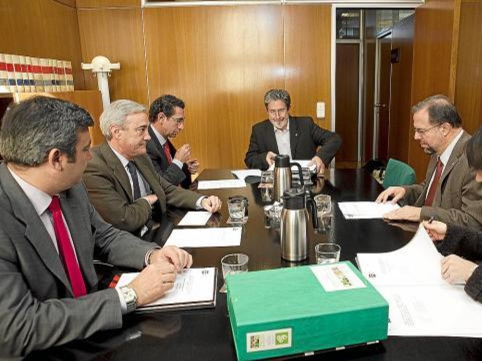 De izda. a dcha., Gamón, Sada, Peribáñez, Barrena, Fuster y la letrada, en la ponencia.