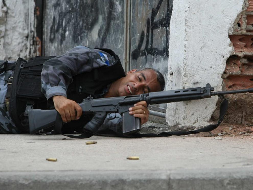 Un miembro del Ejército, durante los enfrentamientos