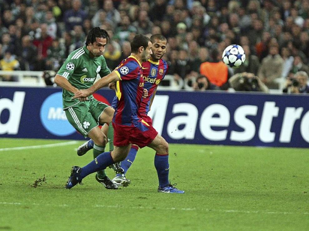 Javier Mascherano pugna con un rival del Panathinaikos, este miércoles