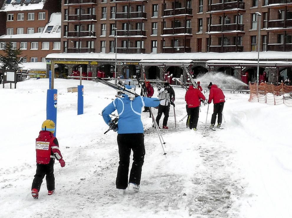 Los primeros esquiadores de la temporada disfrutaron ayer de la nieve en la estación de Astún