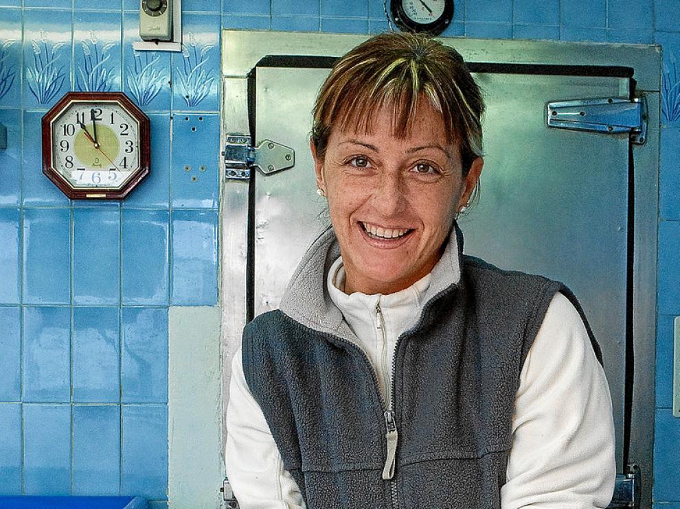 María José Andrés, en su mostrador de la Pescadería Escriche.