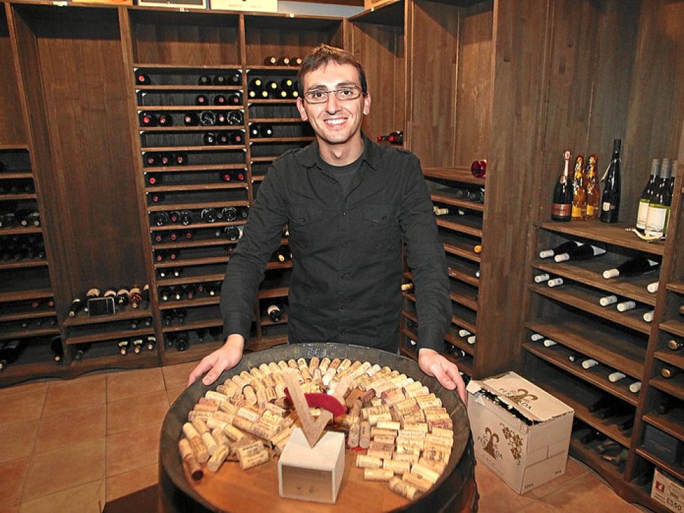 Raúl Igual, en la bodega del restaurante Yain, de Teruel.