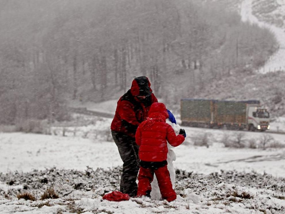 La nieve ha cubiero parajes como Roncesvalles (Navarra)
