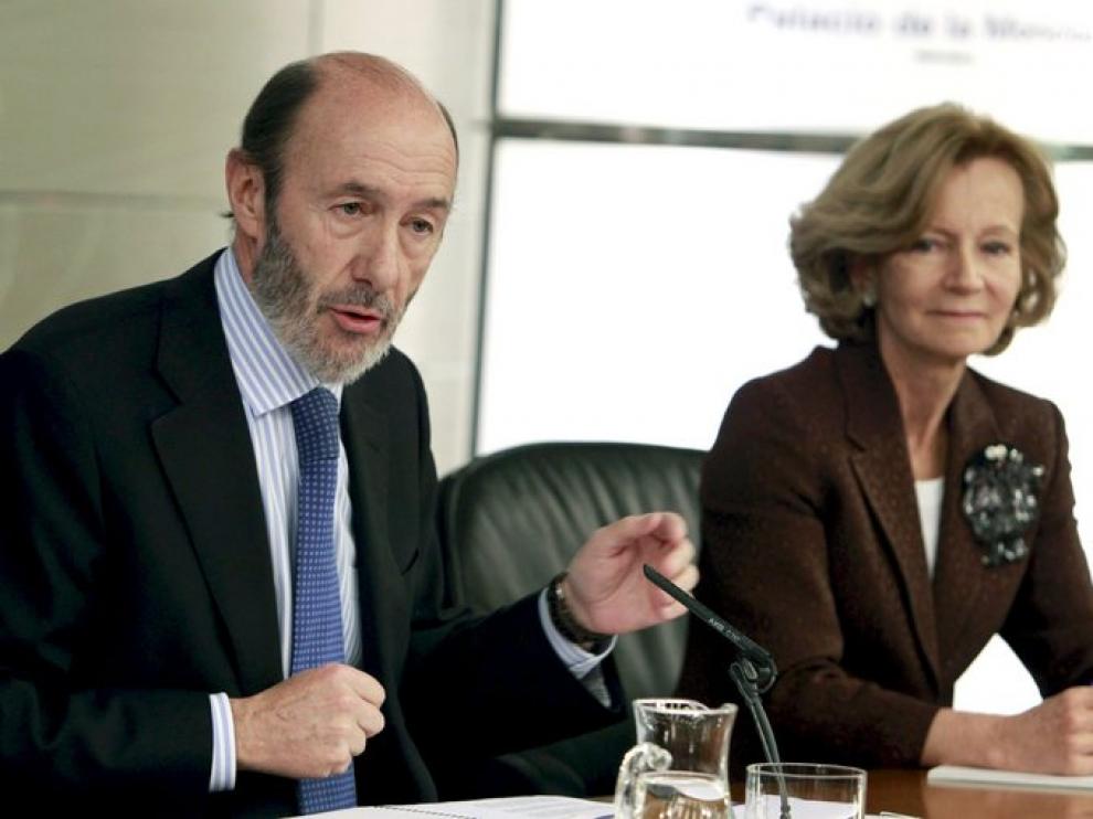 Rubalcaba y Salgado tras el Consejo de Ministros.